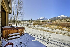 Silverthorne Townhome w/ Hot Tub & Mountain Views!