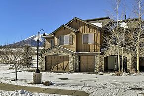 Silverthorne Townhome w/ Hot Tub & Mountain Views!