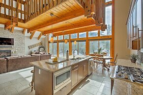 Luxurious Grand Lake Vacation Rental w/ Hot Tub!