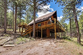 Modern Black Hills Cabin w/ Loft & Wraparound Deck