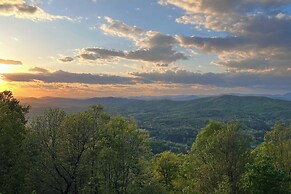 Outlaw Mountain Lodge: Fire Pit & Panoramic Views!
