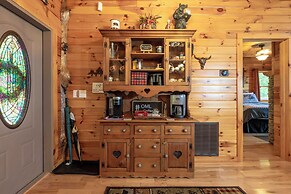 Outlaw Mountain Lodge: Fire Pit & Panoramic Views!