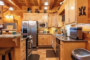 Outlaw Mountain Lodge: Fire Pit & Panoramic Views!