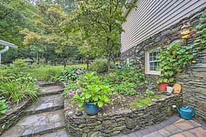 Quiet Studio Escape ~ 2 Mi to Blue Ridge Parkway!