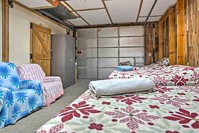 Rustic Taswell Cabin: Grill + Walk to Patoka Lake!