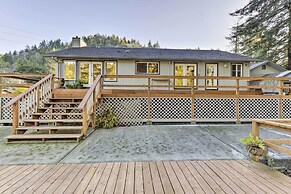 Riverfront Crescent City Home, 8 Mi to Beach!