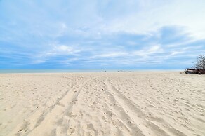 Scenic 'evan's Hideaway' Steps to Lake Huron!