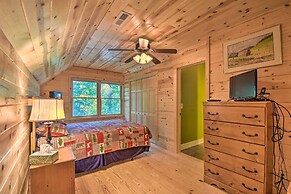 Secluded Cabin w/ Deck 13 Miles to Downtown Murphy