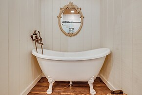 Spacious Alabama Retreat - Deck, Grill & Fire Pit!