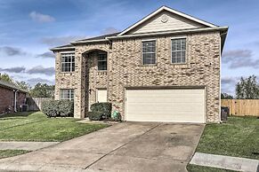 Spacious Houston Home ~ 22 Mi to Downtown!
