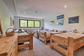 Timber Creek Townhome w/ 2 Decks & Mtn Views!