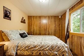 Brookings Home w/ Deck, 1/2 Mi to Harris Beach!
