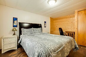 Brookings Home w/ Deck, 1/2 Mi to Harris Beach!