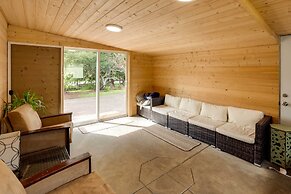 Brookings Home w/ Deck, 1/2 Mi to Harris Beach!