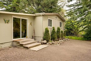 Brookings Home w/ Deck, 1/2 Mi to Harris Beach!