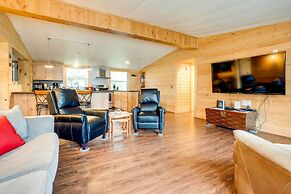 Brookings Home w/ Deck, 1/2 Mi to Harris Beach!