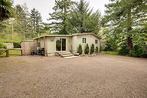 Brookings Home w/ Deck, 1/2 Mi to Harris Beach!