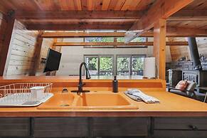 Charming Pinecrest Cabin w/ Private Deck