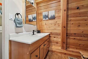 Charming Pinecrest Cabin w/ Private Deck