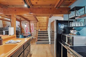 Charming Pinecrest Cabin w/ Private Deck