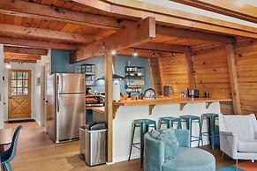 Charming Pinecrest Cabin w/ Private Deck