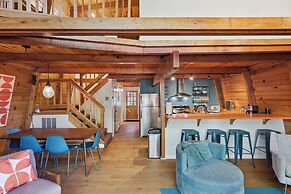 Charming Pinecrest Cabin w/ Private Deck