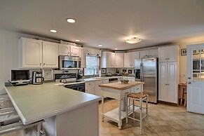 'chincoteague Charm' Escape w/ Bikes & Yard Games!