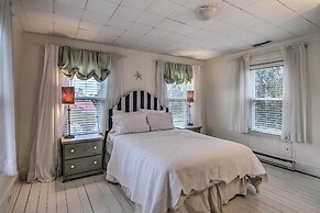 'chincoteague Charm' Escape w/ Bikes & Yard Games!