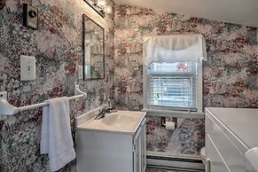 'chincoteague Charm' Escape w/ Bikes & Yard Games!