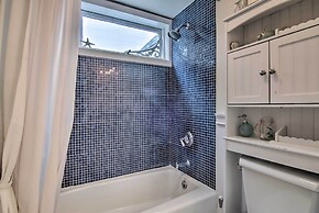 'chincoteague Charm' Escape w/ Bikes & Yard Games!