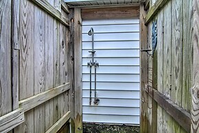 'chincoteague Charm' Escape w/ Bikes & Yard Games!