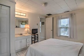 'chincoteague Charm' Escape w/ Bikes & Yard Games!