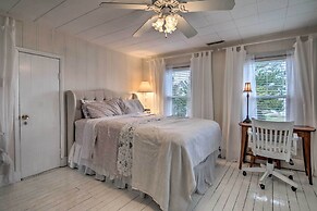 'chincoteague Charm' Escape w/ Bikes & Yard Games!