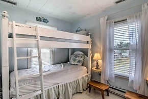 'chincoteague Charm' Escape w/ Bikes & Yard Games!