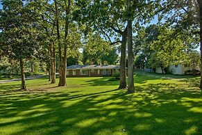 Charming Florence Getaway w/ Fireplace & Grill!