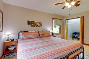Lakewood Lodge Escape w/ Fire Pit