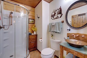 Lakewood Lodge Escape w/ Fire Pit