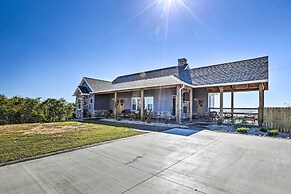 Chic Williamstown Retreat With Pool & Hot Tub!