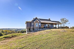 Chic Williamstown Retreat With Pool & Hot Tub!