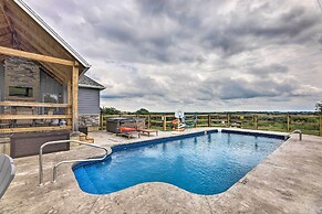 Chic Williamstown Retreat With Pool & Hot Tub!