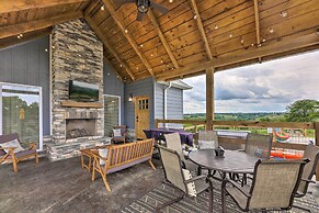 Chic Williamstown Retreat With Pool & Hot Tub!