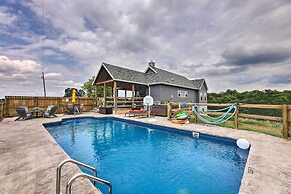 Chic Williamstown Retreat With Pool & Hot Tub!