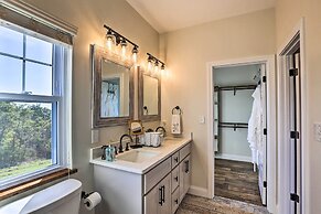 Chic Williamstown Retreat With Pool & Hot Tub!