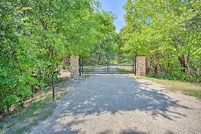 Bright Davis Escape w/ Screened-in Porch!