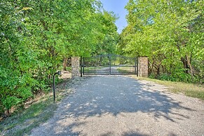 Bright Davis Escape w/ Screened-in Porch!