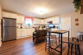 Charming Huntsville Home w/ Deck!