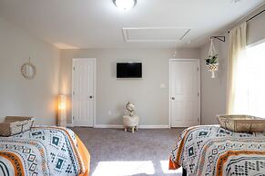 Charming Huntsville Home w/ Deck!