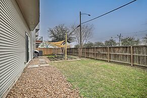 Downtown Houston Townhome w/ Balcony + Yard!