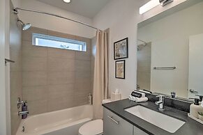 Downtown Houston Townhome w/ Balcony + Yard!