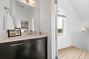 Downtown Houston Townhome w/ Balcony + Yard!